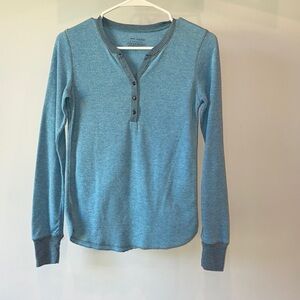 Ocean blue long sleeve ladies Henley shirt small